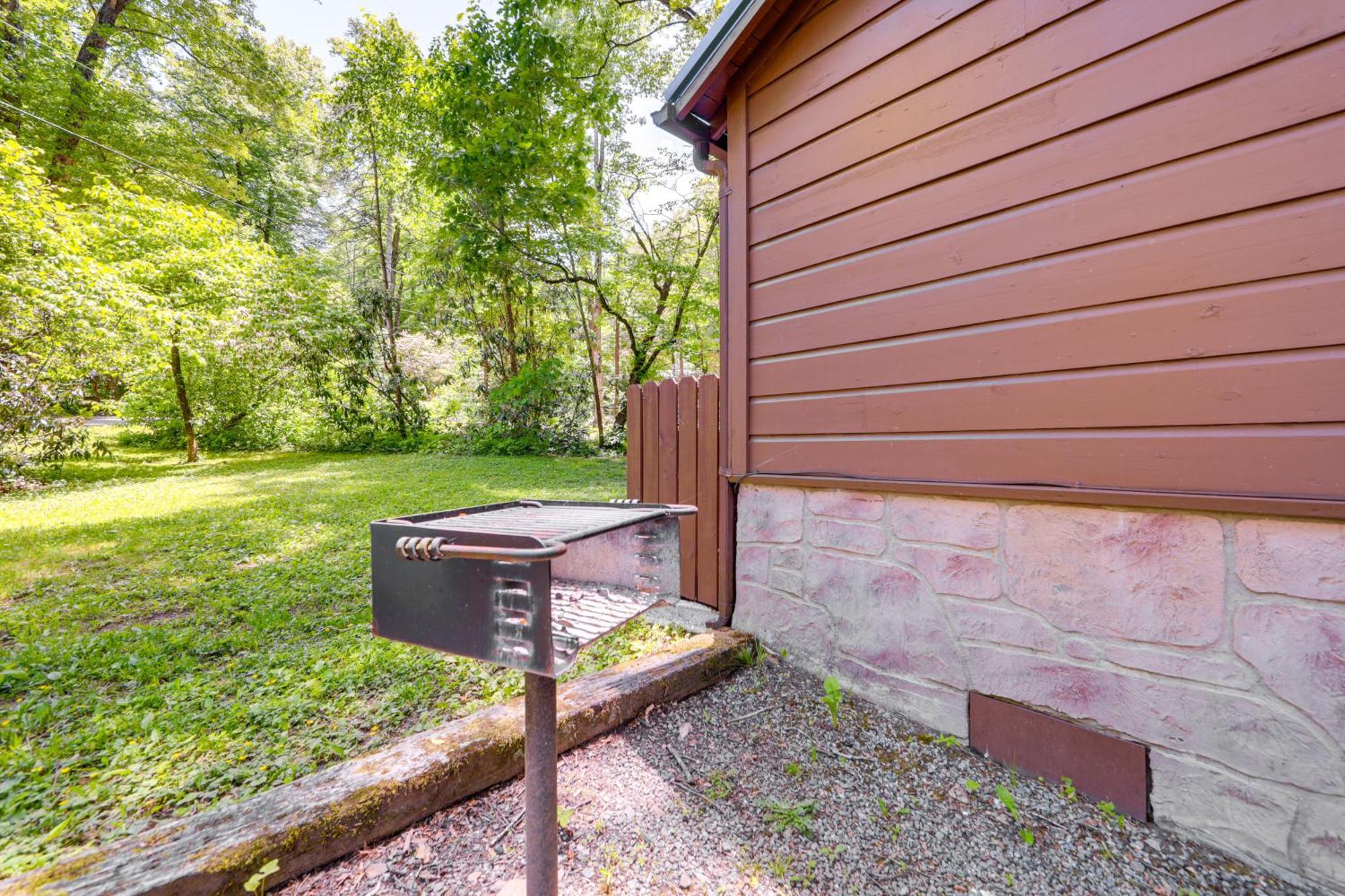 Pet-Friendly Creekside Cabin With Pool Access! Maggie Valley Exterior photo
