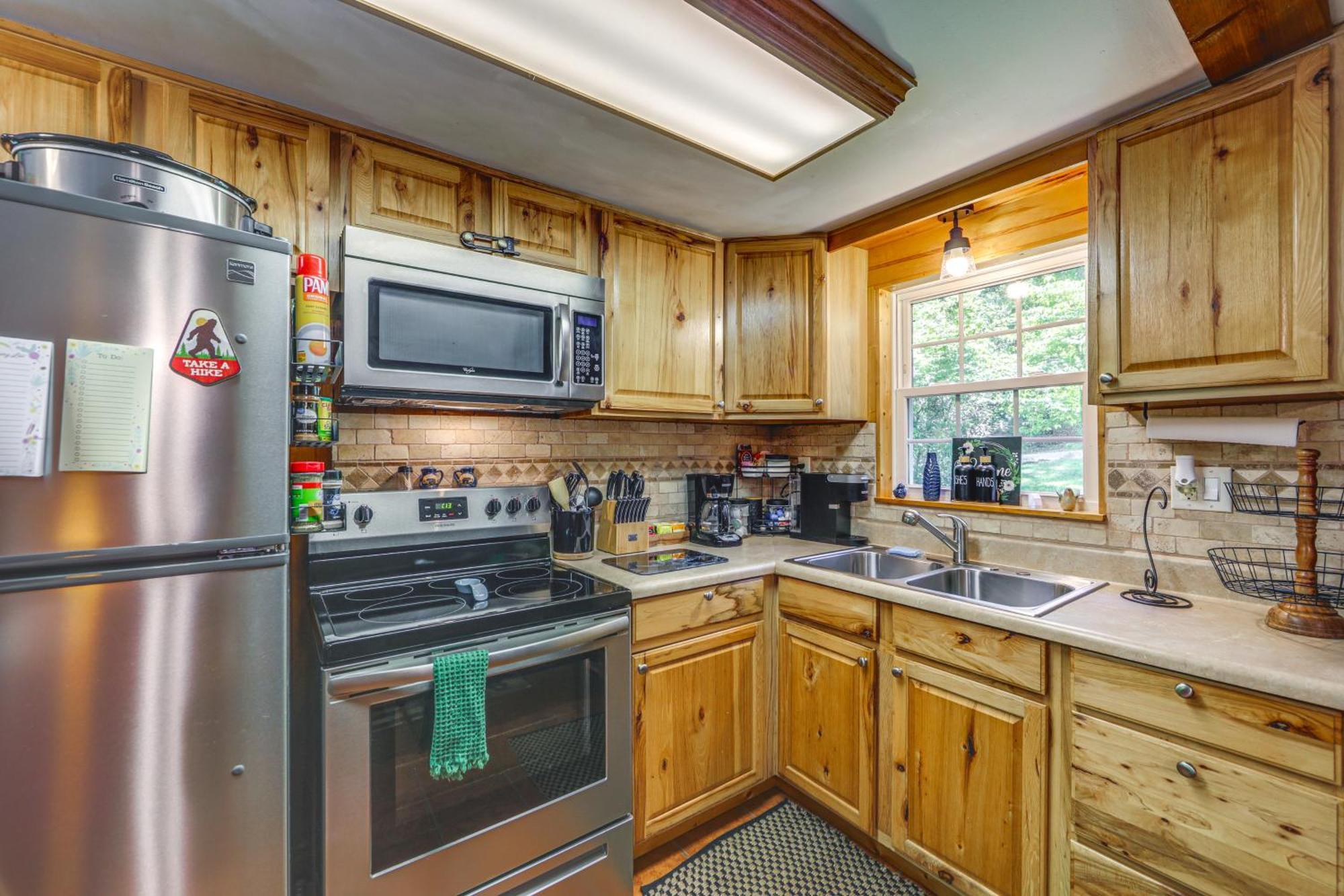 Pet-Friendly Creekside Cabin With Pool Access! Maggie Valley Exterior photo