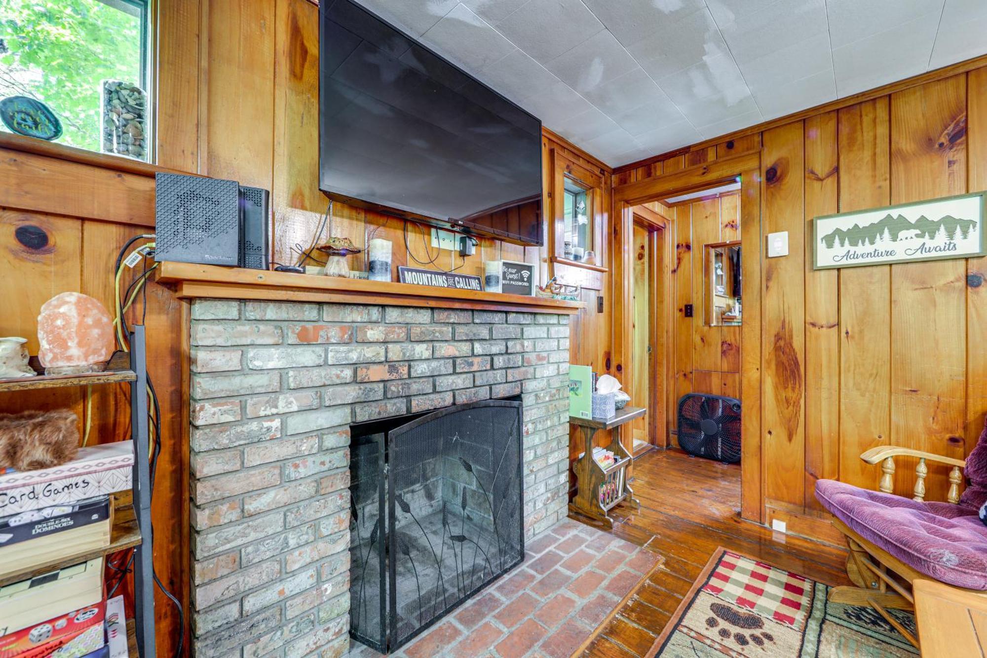 Pet-Friendly Creekside Cabin With Pool Access! Maggie Valley Exterior photo