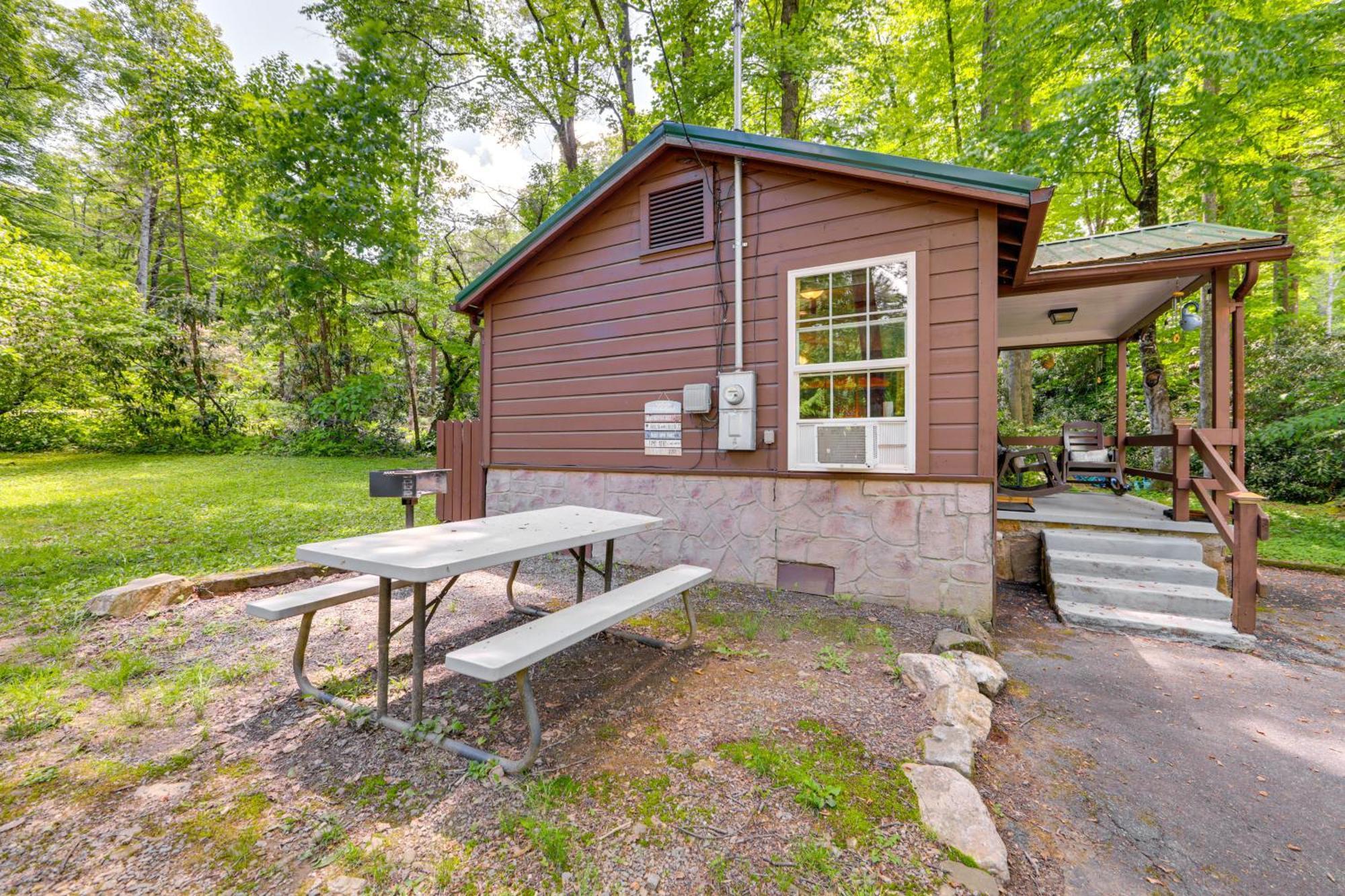 Pet-Friendly Creekside Cabin With Pool Access! Maggie Valley Exterior photo