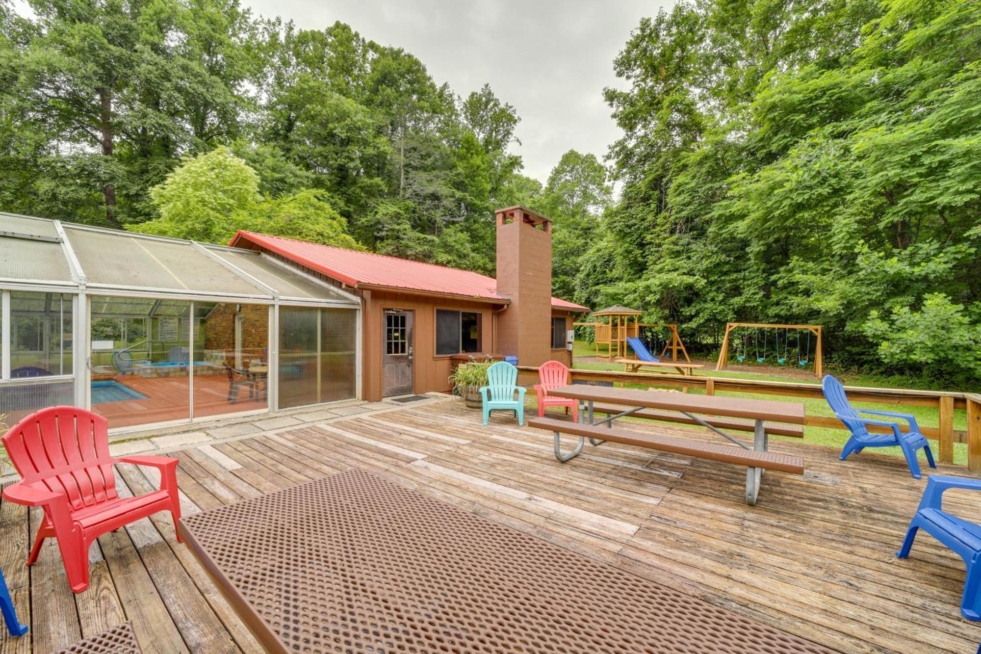 Pet-Friendly Creekside Cabin With Pool Access! Maggie Valley Exterior photo