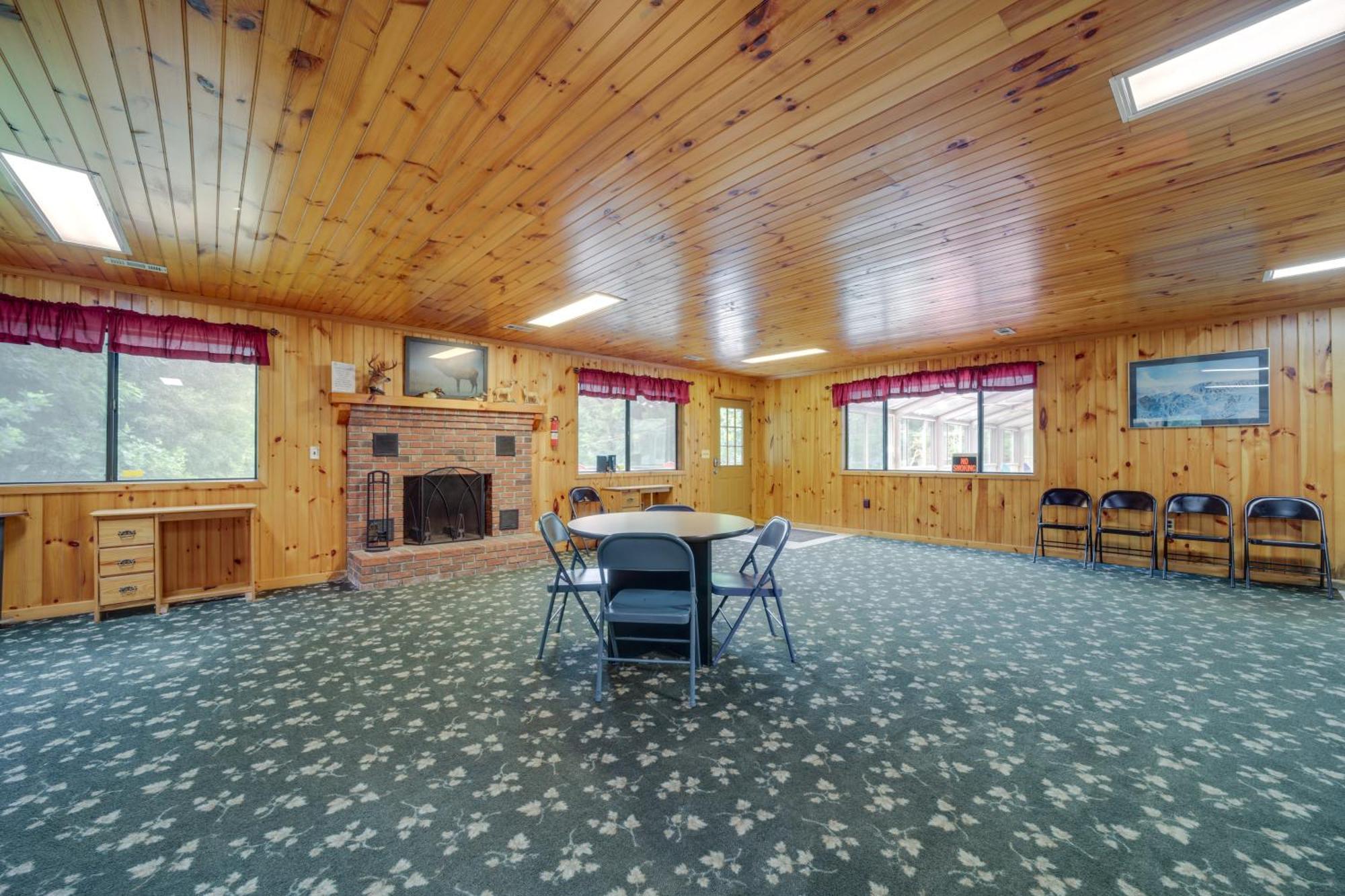 Pet-Friendly Creekside Cabin With Pool Access! Maggie Valley Exterior photo