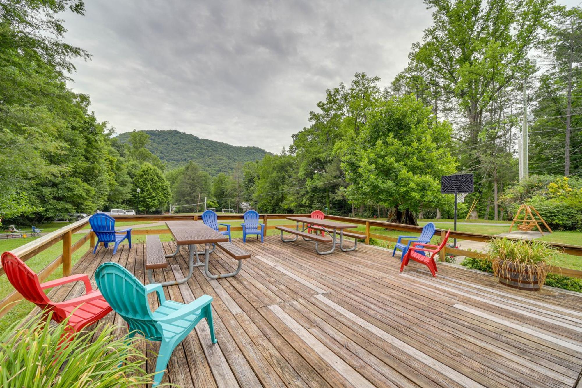 Pet-Friendly Creekside Cabin With Pool Access! Maggie Valley Exterior photo