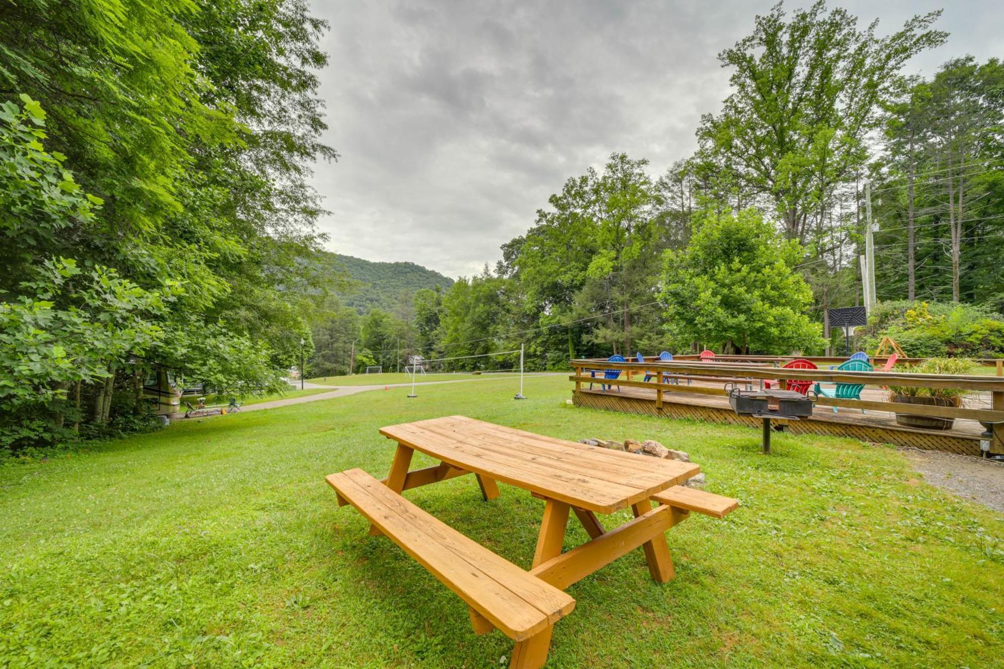 Pet-Friendly Creekside Cabin With Pool Access! Maggie Valley Exterior photo